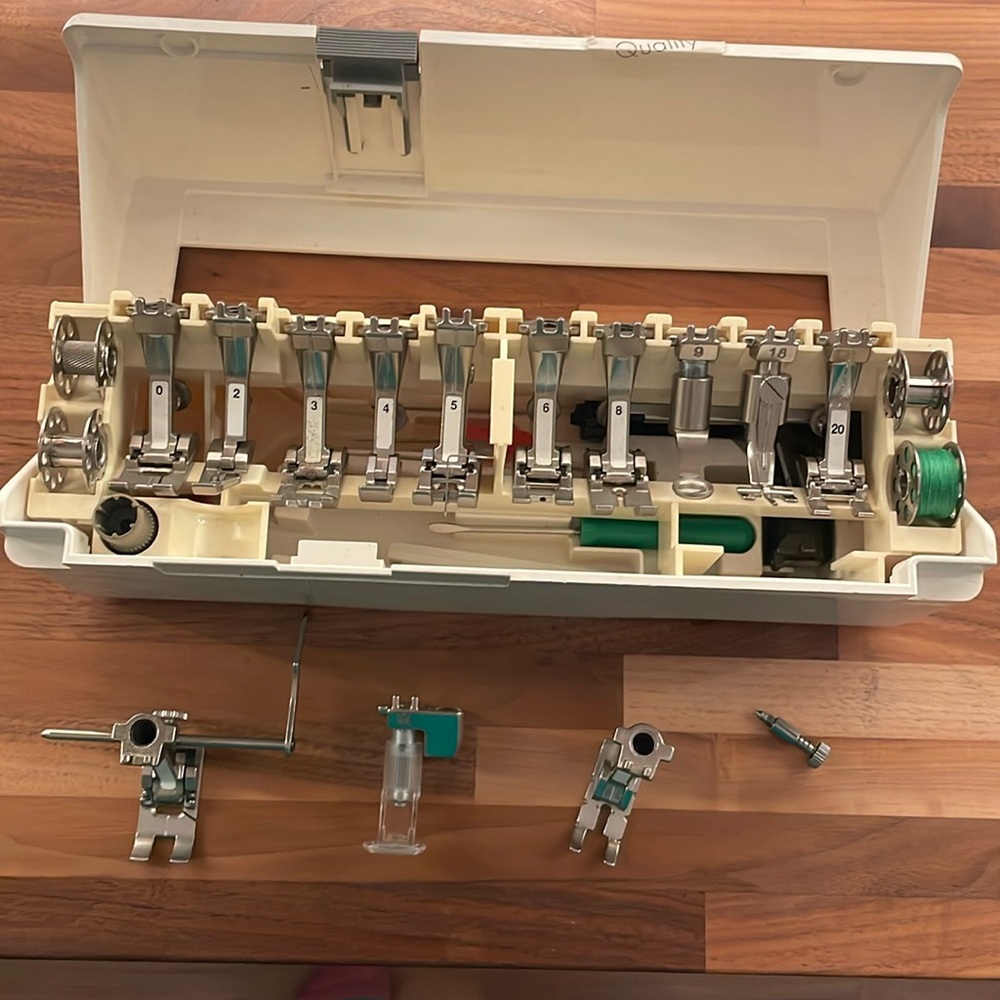 Bernina 1530 accessories box with 14 presser feet